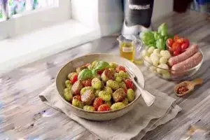 Ньоки с наденички, чери домати и босилек